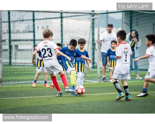 踢足球对青少年身心发展及团队合作能力的积极影响探讨